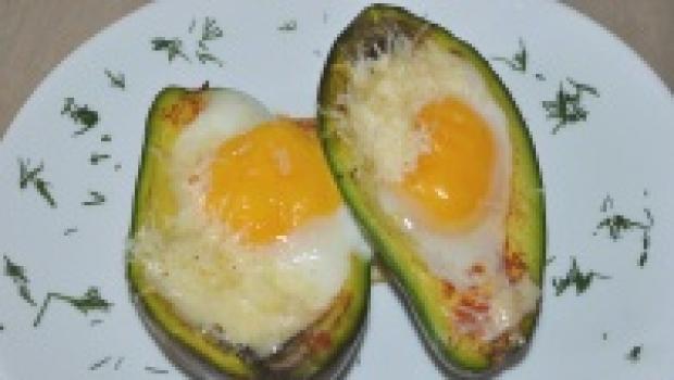 Авокадо запеченное с яйцом Авокадо с перепелиными яйцами в духовке
